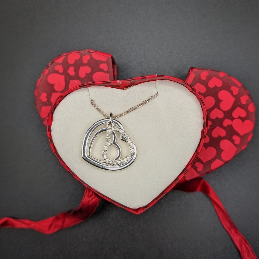 Vintage Avon 2011 Loving Moments Triple Heart Silver Tone Necklace In Heart Box - Picture 3 of 7